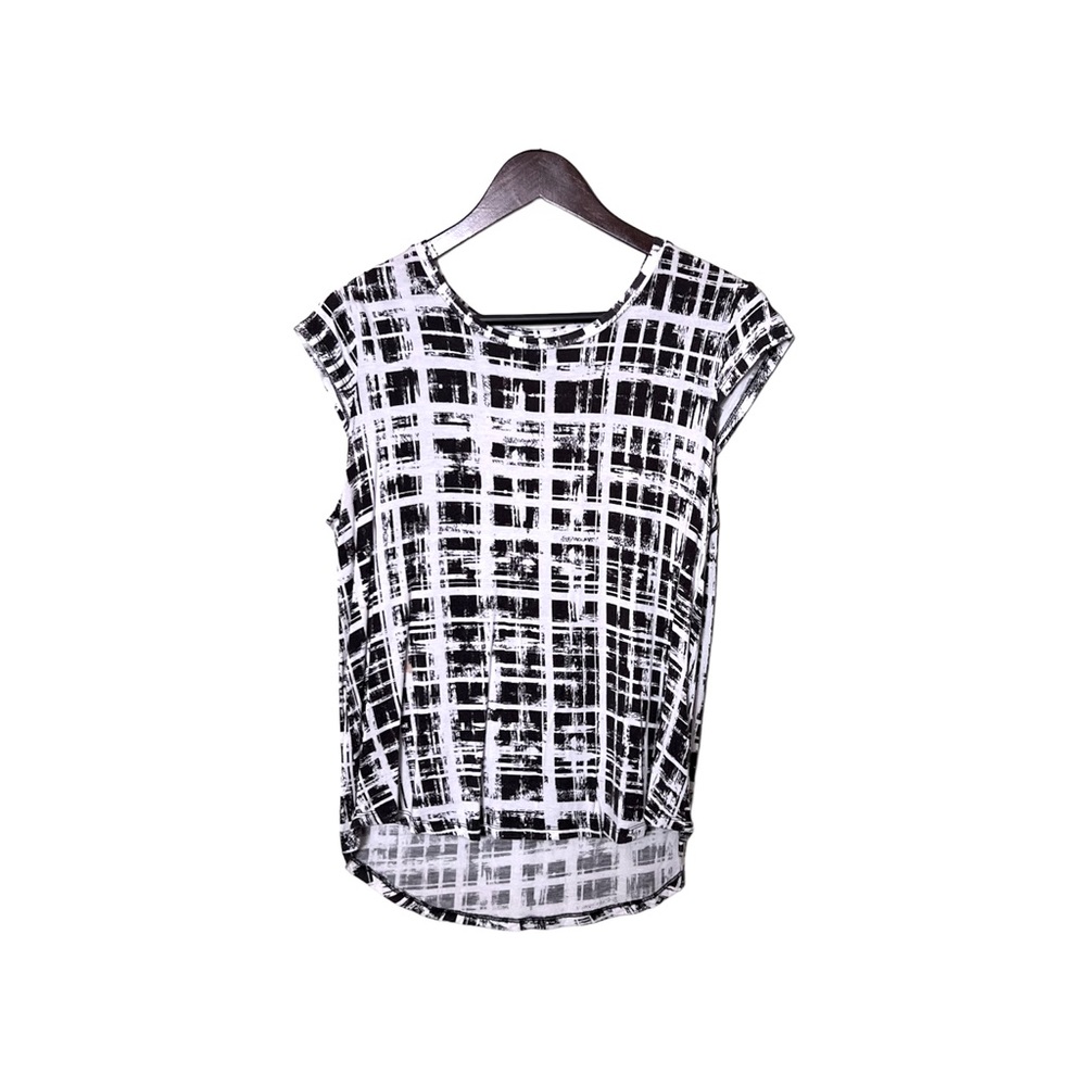 Black and white casual blouse. Can wear for work and going out. No flaws.